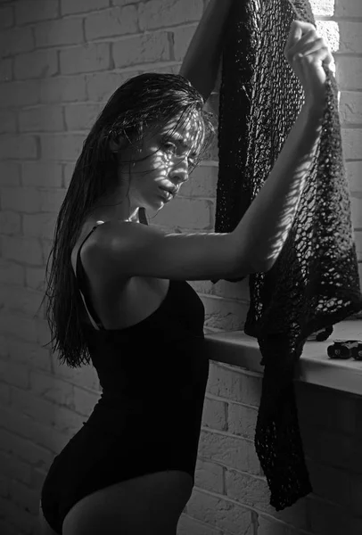 ファッションモデル ファッショナブルなランジェリー。ファッション黒のボディー スーツで長髪の女性 — ストック写真