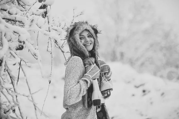 幸せな女は雪の中で木にフィギュア スケートを持つ笑顔します。 — ストック写真