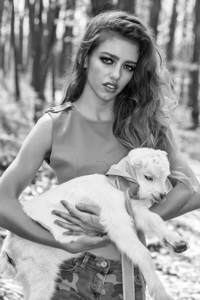 Menina elegante com cabra na floresta — Fotografia de Stock