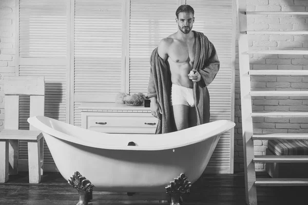 Adam banyoda apple ile ayakta — Stok fotoğraf