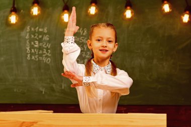 Mükemmel öğrenci. Mükemmel öğrenci yükseltilmiş el ile. Mükemmel öğrenci cevabı biliyor. okul ders mükemmel öğrenci ile.