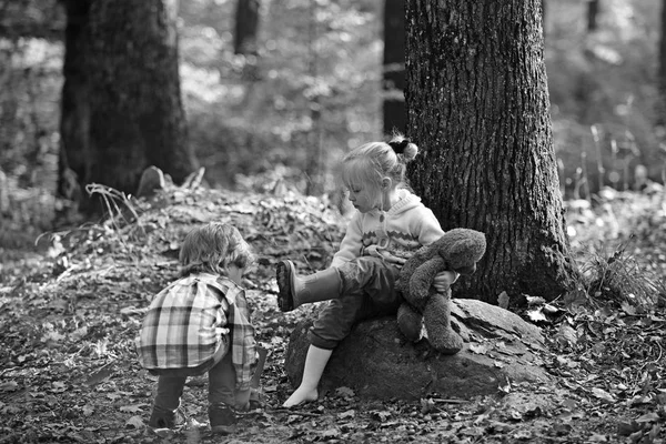Ajudando menino colocar botas vermelhas em pés de menina. Conceito de ajuda à mão — Fotografia de Stock