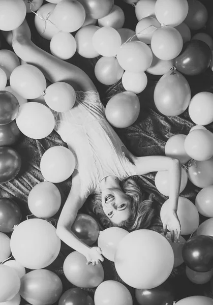 Retro makyaj ve sarı saçlı seksi kızla.