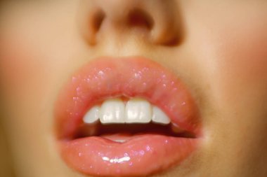 O dişlek bir gülümsemesi var. Botox tedavisi. Sexi kadın seksi dudaklar. Gülümsemek. Dudaklar için silikon enjeksiyonu. Silikon diş diş telleri. Diş Bakımı. Botox ve dolgu. Bu doğal bir görünüm için makyaj alır