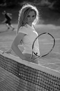 Net, raket tenis oyuncusu. Moda spor güneşli kortunda tenis oyuncusu