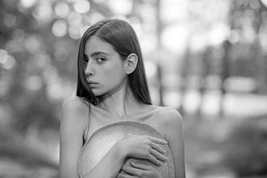 Daha önce göğüs, moda şapka ile üstsüz kız