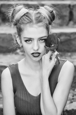 Kadın kırmızı haşhaş tohumu ile