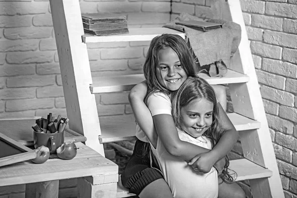 Retrato de crianças sorridentes da escola na escola . — Fotografia de Stock