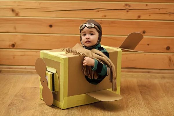 Niño en una caja de cartón jugando — Foto de Stock