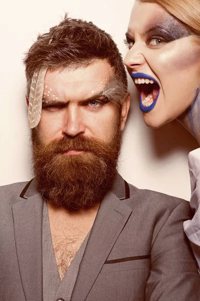 Maquillage de vacances. Homme barbu et femme méchante avec maquillage de vacances. Couple Halloween avec look de vacances créatif. Halloween est ma fête préférée — Photo