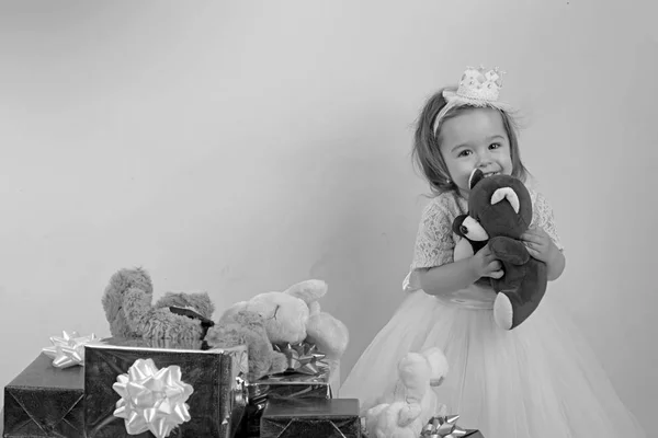 Criança menina pequena com caixa de presente. grande venda no shopping center. Um presente de Natal. Obrigado pela sua compra. Feliz aniversário. Festa de Ano Novo. infância feliz de menina. Miúdo às compras. Jogar na loja de brinquedos . — Fotografia de Stock