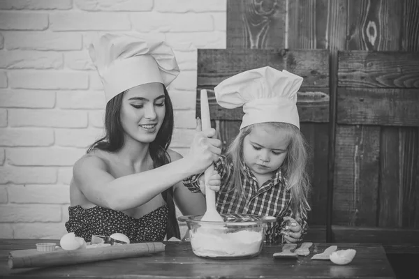 Mãe e filho misturando farinha e ovos na tigela — Fotografia de Stock