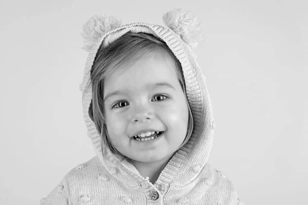 Autunno e primavera moda bambino. infanzia e felicità. bambina sorridente. Mi diverto. piccola ragazza felice. ritratto di una bambina sorridente. morbido e rosa — Foto Stock