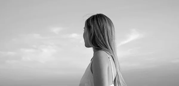 Donna che guarda lontano. sognare tempi migliori. successo. la vita futura. concetto di viaggio. ragazza sullo sfondo del cielo tramonto. natura e ambiente. perso nei pensieri — Foto Stock