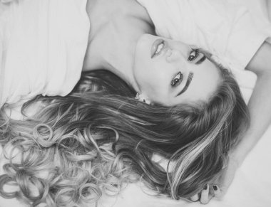 Bayan ile yapmak yatak, üstten görünüm rahatlatıcı.