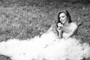 Glamour kadın yeşil çimenlerin üzerinde