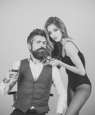 Kadın jiletle, tarak kesilmiş saç adamın.