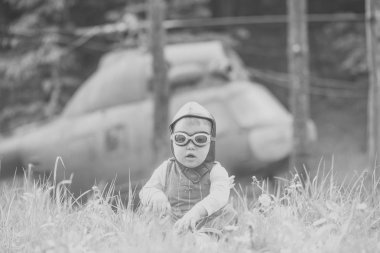 Çocuk ve doğal zemin üzerine bulanık helikopter