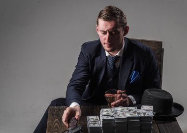 Takım elbiseli adam. Mafya. Para kazanmak. Para hareket. İşadamı muhasebeci ofisinde çalışıyorum. Küçük iş kavramı. Ekonomi ve finans. Adam muhasebeci. Bugün benim günüm değil