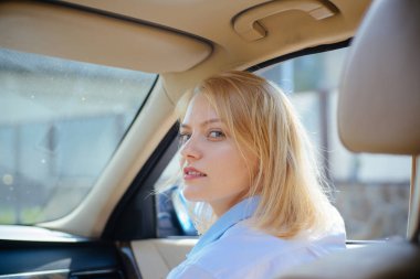 Eco modu. Eko dostu ve sürdürülebilir seyahat. Seksi kadın yolculuk keyfini çıkarın. Karayolu taşımacılığı ile seyahat. Güzel kadın seyahat otomobil taşıma. Eko ekolojik bir sürüş tarzı sürüyor