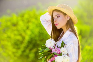 Güzel buket. Bahar kadın. Bahar ve tatil. yüz ve cilt bakımı. Yaz aylarında seyahat. Kadın moda makyaj ile. Doğal güzellik ve spa terapisi. Uzun saçlı yaz kız