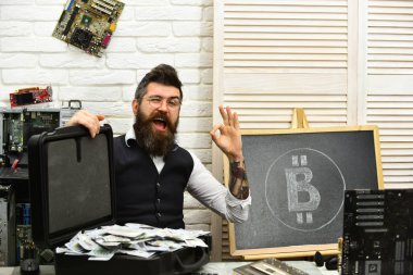 İyi hissediyor. Kripto para birimi için kağıt para. Sakallı adam nakit para ile. Sunucu odasında iş adamı. Sakallı hippi bitcoin sembol ve dolar ile. Bitcoin iş için
