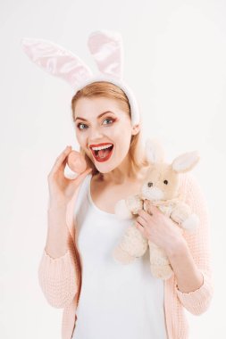 Bahar tatili. Tavşan oyuncak kız. Mutlu Paskalyalar. Tavşan tavşan kulakları kadında. Yumurtası avı. Paskalya yumurtaları geleneksel gıda olarak. tavşan kulakları oyuncak ile mutlu bir kadın. Kutlamak hazır