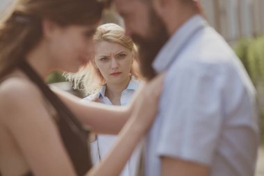 Kıskanç bir eş. Mutsuz kız kıskanç hissediyorum. Romantik Çift erkek ve kadın dating. Başka bir kadın sevgilisiyle hile sakallı adam. Kıskanç kadın göz sokakta aşık çift