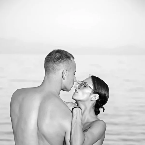 情侣在马尔代夫的热带海滩上. — 图库照片
