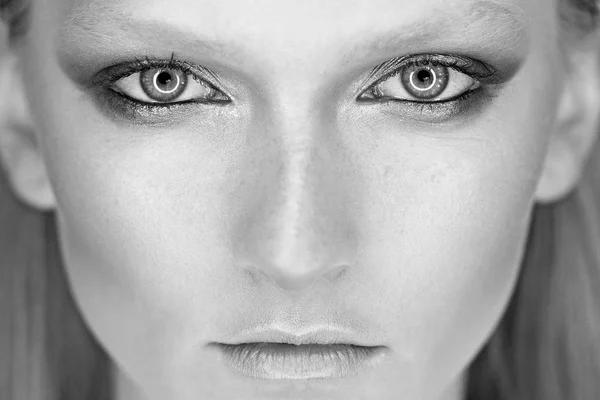Μπλε μάτι της γυναίκας με όμορφες χρυσές αποχρώσεις και μαύρο eyeliner μακιγιάζ. Κλασικό μακιγιάζ. Τέλεια φρύδια μύτη και τα χείλη. Κοίτα — Φωτογραφία Αρχείου