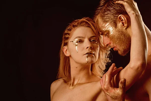 Zlatý kolagen maska a krásy. 24k Gold. Sexy pár s golden těla umění make-up izolované na černém pozadí. Zlaté lázeňských a kosmetických ošetření. Erotické hry pár v lásce. Muž a žena vztahy — Stock fotografie