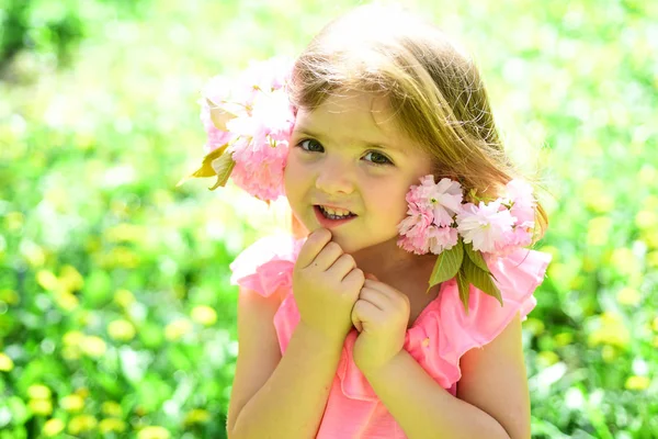 원더 풀 냄새입니다. 작은 아이. 자연의 아름다움입니다. 어린이 날. 봄 날입니다. 일기 예보입니다. 화창한 봄 작은 소녀. 여름 여자 패션입니다. 행복 한 유년 시절입니다. 얼굴 고 스킨케어입니다. 꽃에 알레르기 — 스톡 사진