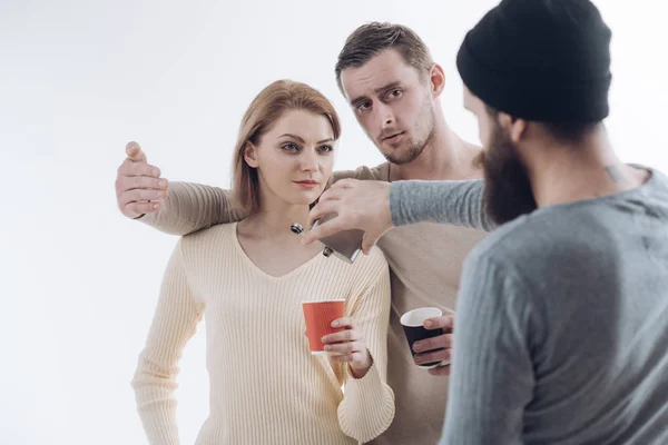 Relaxa e bebe um copo. Festa de amigos. Amigos a beber álcool. Mulher bonita e homens gostam de beber festa. Dependência de álcool e hábitos de beber. Melhores amigos celebram com bebidas alcoólicas — Fotografia de Stock