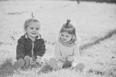 Çocuk yeşil çimenlerin üzerinde güneşli günde oyun.