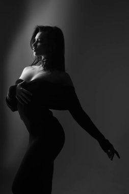 Kendi tarzında. Güzellik ve moda moda model bak. Saç ve güzellik salonu. Moda Giyim seksi kadın. Şehvetli kadın moda uzun saç modeli ile. Seksi bir kadın, siyah ve beyaz olmak