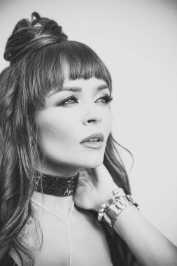 Uzun esmer saç kadınla