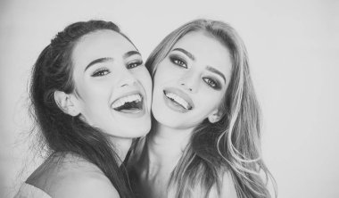 dos jóvenes amigas divirtiéndoseiki genç kız eğleniyor