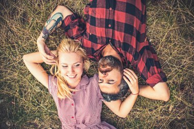 Aşık genç bir çift. İki kişi yeşil çim üzerinde yalan. Kız ve erkek arkadaşı ile birbirlerinin saç oynamaya