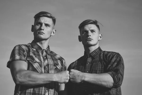 Hombres gemelos al atardecer o al amanecer, amistad. — Foto de Stock