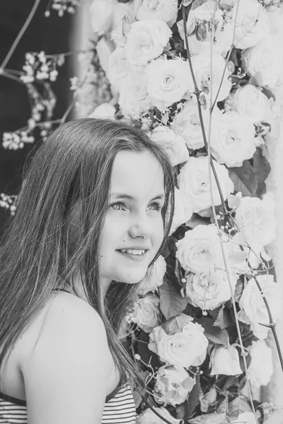 Menina florista stand em rosas amarelas na loja de flores — Fotografia de Stock