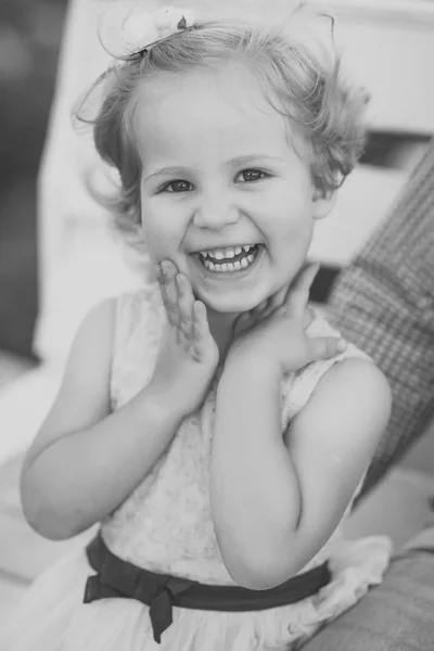 Niña con pelo rubio sonrisa en vestido de verano —  Fotos de Stock