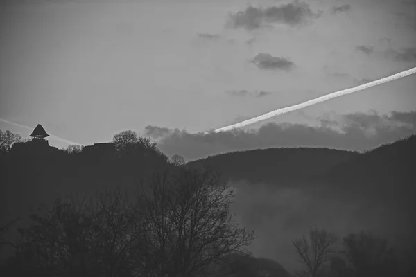 황혼의 산맥, 성곽의 실루엣으로 우울한 하늘 — 스톡 사진