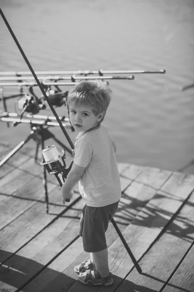 Petit garçon apprendre à attraper des poissons dans le lac ou la rivière — Photo