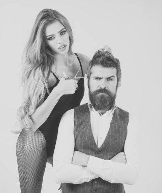 Sakallı adam ve uzun kıvırcık saçlı seksi kadın.