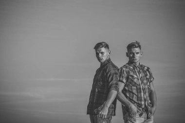 İkiz kardeşler adam, ilişkiler.