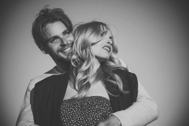 Çift mavi gökyüzü arka plan üzerinde aşık.