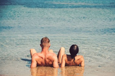 Romantik çift sahilde deniz suyu içinde dinlenmek.