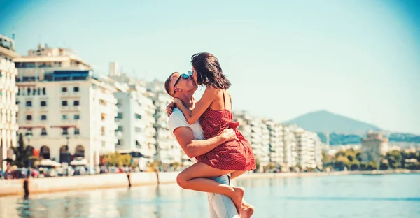 Schönes attraktives Paar umarmt und küsst sich am Wasser im luxuriösen Wellnesshotel auf Hochzeitsreise in den Tropen. — Stockfoto