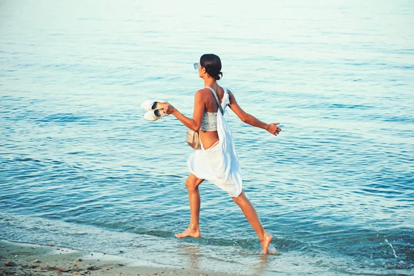 Chica corre en traje de baño de moda de playa. Vacaciones de verano y viajes al océano. Aspecto de moda y belleza. Maldivas o agua de playa de Miami. Mujer sexy en el mar Caribe en Bahamas en la playa . — Foto de Stock