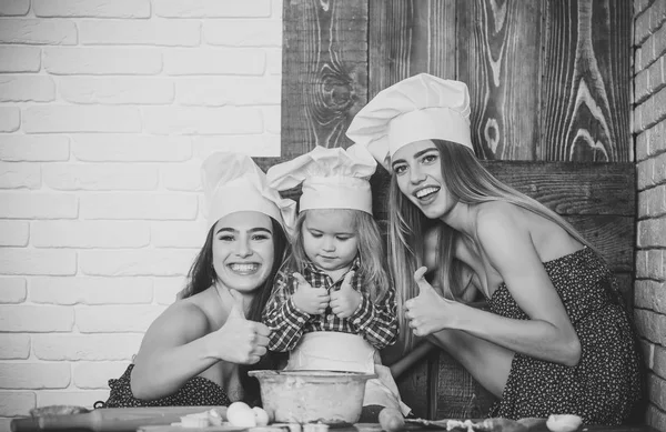 Chlapce a dívky v kuchař klobouky dává palec — Stock fotografie